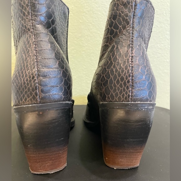 New Buckle Very G Animal Print Snakeskin Scale Ombre Stacked Heel Ankle Boots 6 - Picture 7 of 16